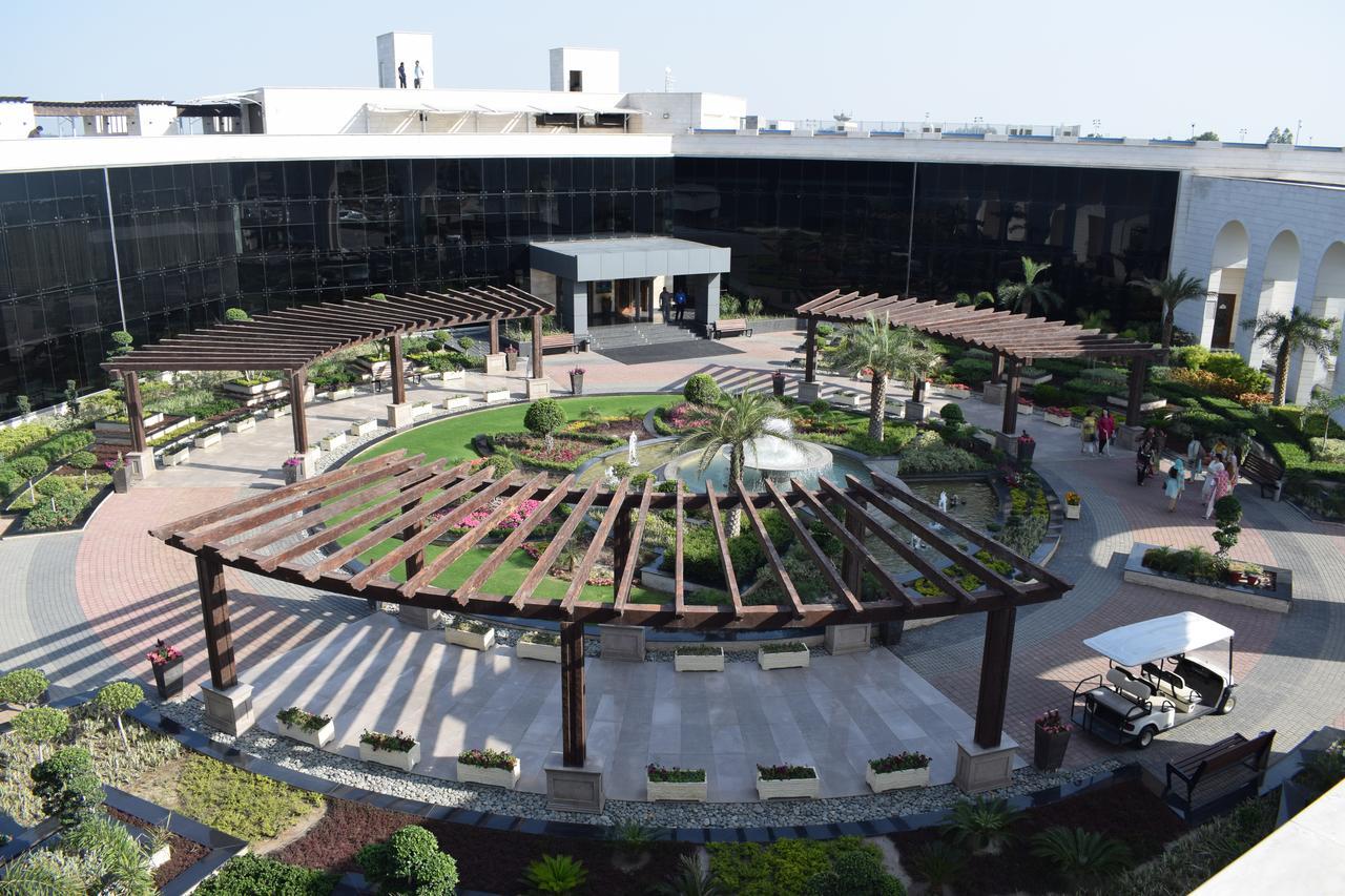 Defence Raya Golf & Country Club Hotel Lahore Exterior photo